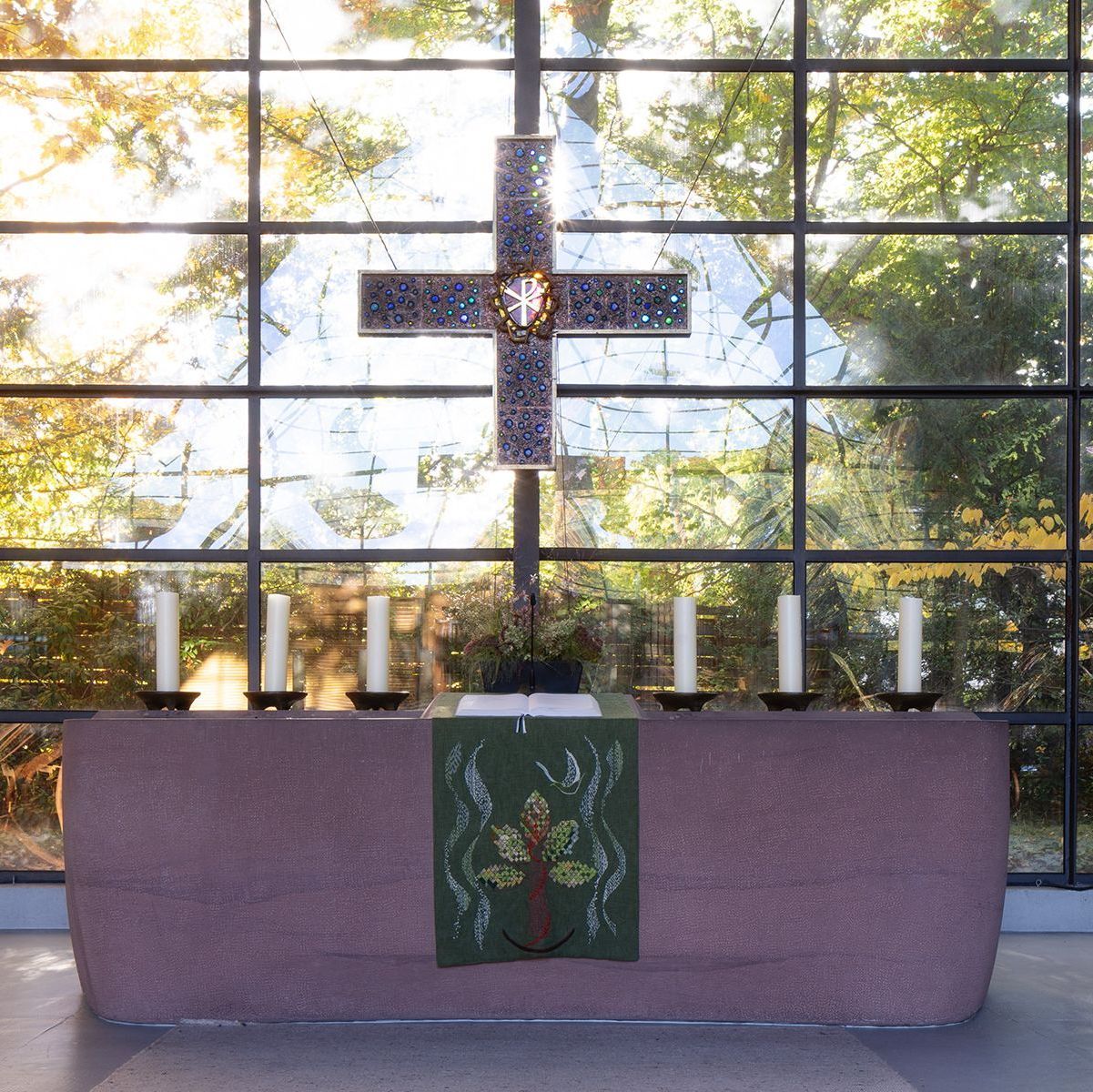 Altar mit Kreuz schönow-Buschgraben