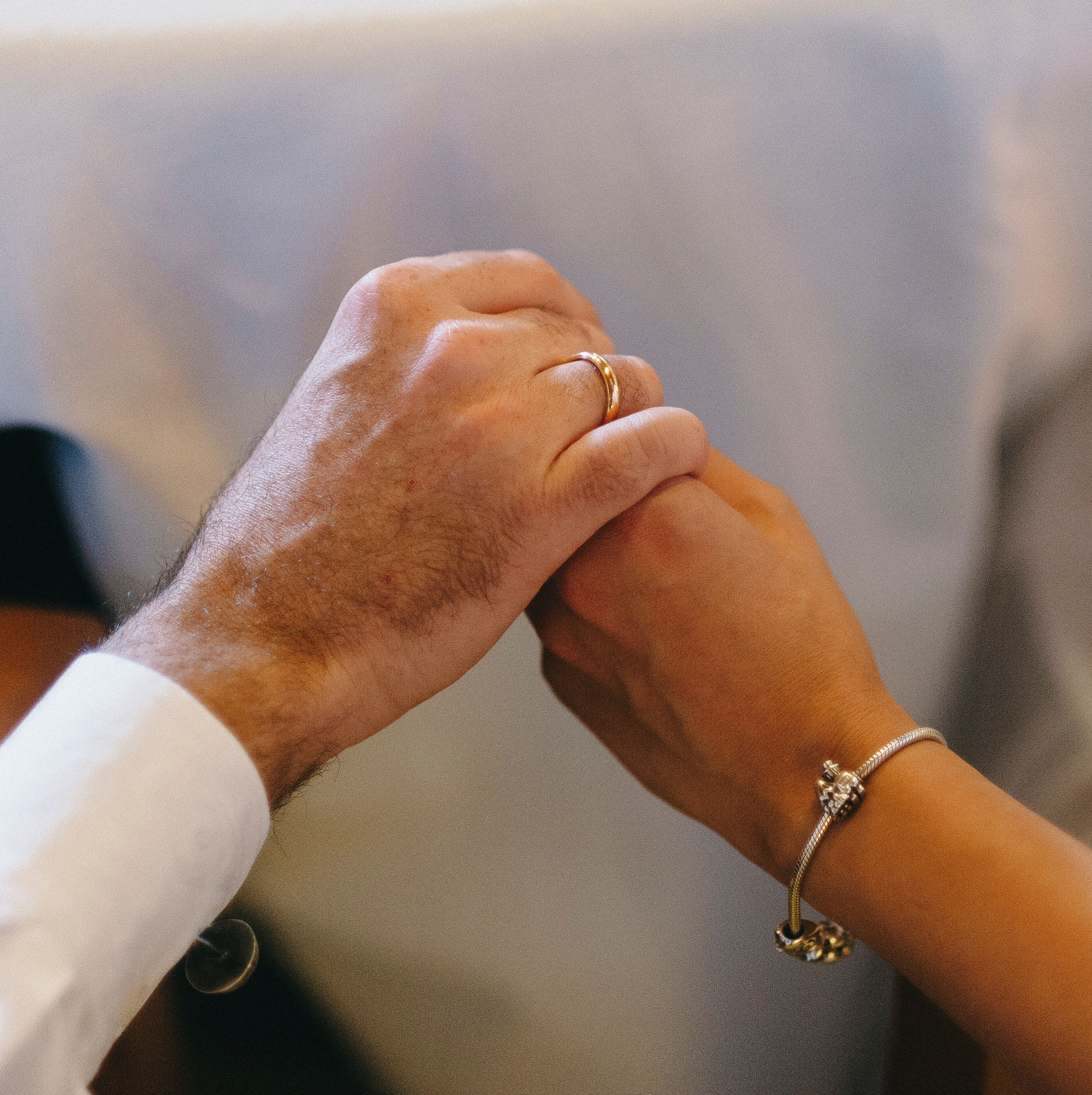 Hände bei bei der Trauung 