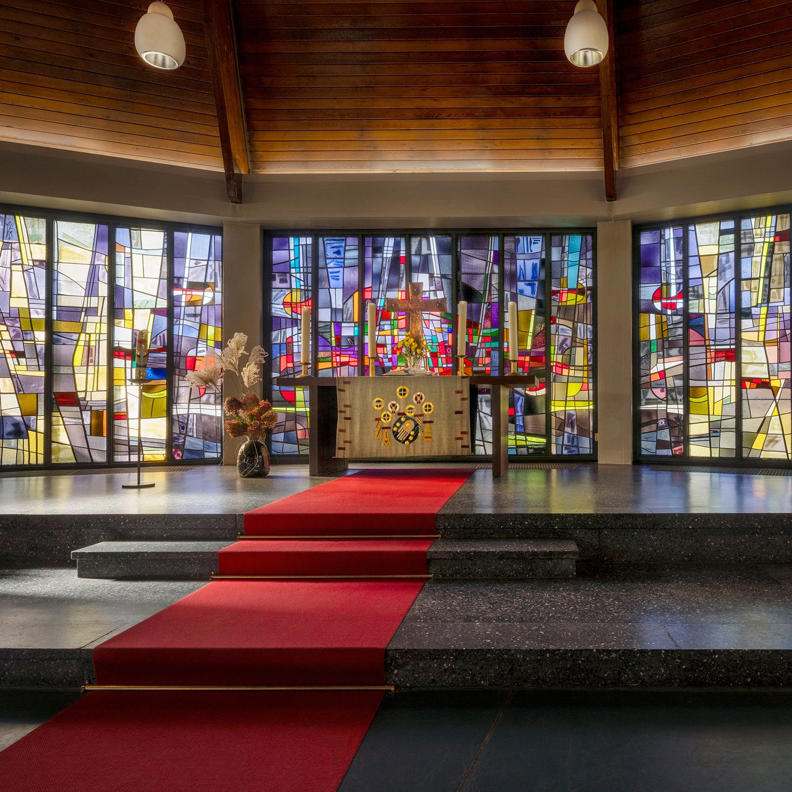 Altar Stephanuskirche vor Bundglasfenster